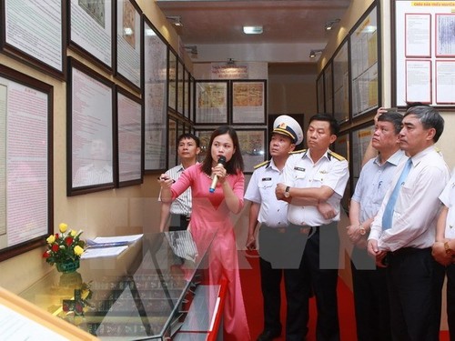 Navy Command Zone 1 hosts exhibition on Truong Sa, Hoang Sa archipelagoes  - ảnh 1